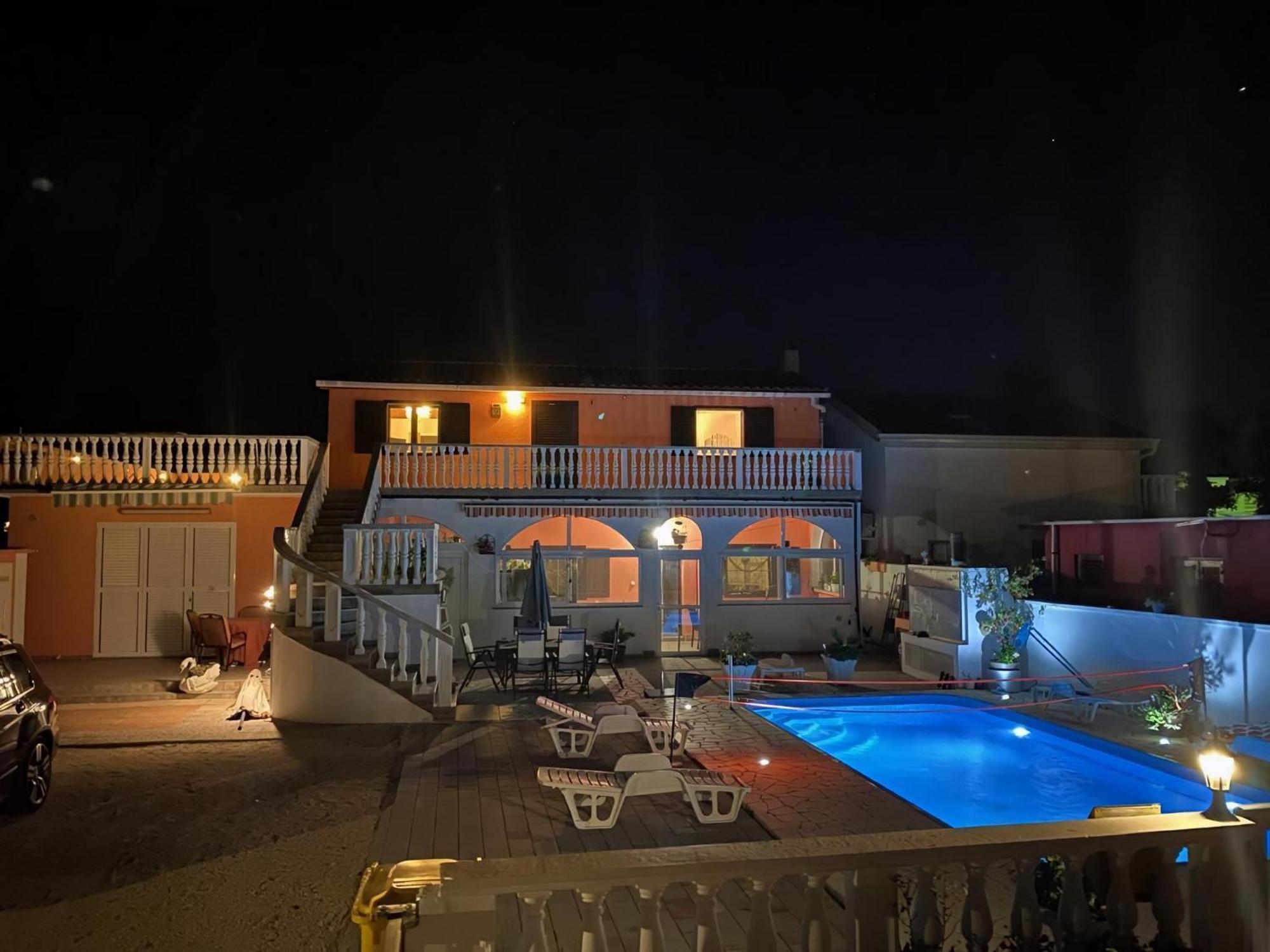 Apartment In Zukve Mit Terrasse, Neben Dem *